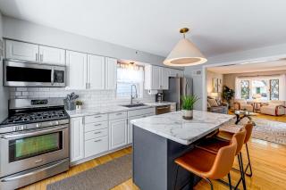 Close to Downtown Milwaukee & Mid-Term Friendly! - 0
