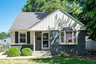 Close to Downtown Milwaukee & Mid-Term Friendly! - 7