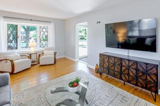 Close to Downtown Milwaukee & Mid-Term Friendly! - 5