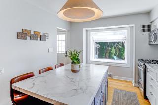 Close to Downtown Milwaukee & Mid-Term Friendly! - 2