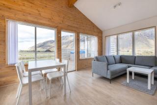 Cozy Modern Cottage Hot Tub & Sauna - 1