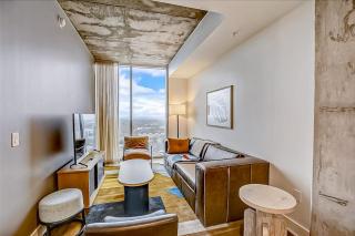 Dog-friendly getaway on Rainey Street with rooftop pool and gym - 9