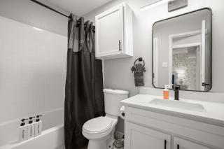 Central Austin - Parking - Sleeps 5 - Pet Friendly - 7