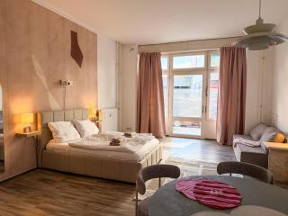 Scandi Design for 5, high ceiling, beamer, central, family & pet friendly - 4