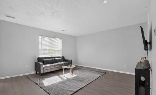 Relaxing 2BR Escape at Country Lakes - 5