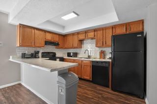 Comfortable 2BR Retreat at Country Lakes - 5