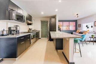 Stylish Roma Norte Condo with City Skyline Views - 4