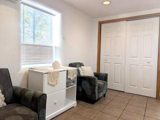 Downtown District - Modern Apt Yard, King Bed, W/D - 4