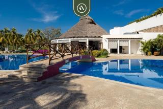 B Nayar 3BR Sanctuary: Private Balcony, Full Kitchen & Steps to La Cruz Marina - 0