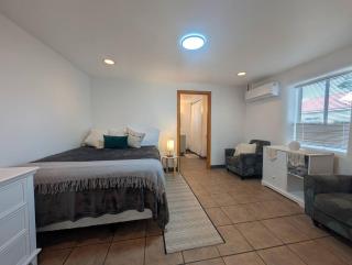 Downtown District - Modern Apt Yard, King Bed, W/D - 0
