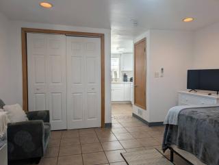 Downtown District - Modern Apt Yard, King Bed, W/D - 2