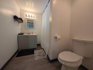 Downtown District - Modern Apt Yard, King Bed, W/D - 1