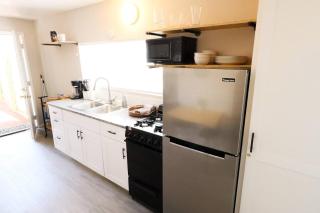 Nob Hill/UNM Luxury Remodel Small House /King Beds - 8