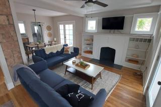 *Nob Hill/UNM ~ Luxury Remodeled House w/ King Bed - 4