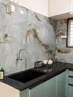 206 - Stylish 2BHK by Everloft - Balcony & Comfort - 9