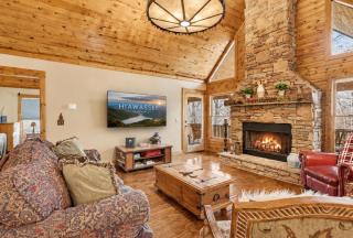 Creekside Luxury Vintage Mountain Cabin, King Bed, Spa, Fire Pit, Game Room, DogsOk - 6