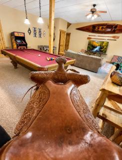 Creekside Luxury Vintage Mountain Cabin, King Bed, Spa, Fire Pit, Game Room, DogsOk - 8