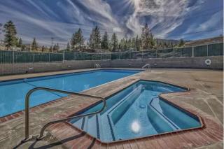 CONDO WITH BEAUTIFUL LAKE VIEW & CLOSE TO STAGE COACH LODGE - Stateline - 9