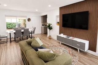 Modern Chic 2BR Retreat in Design District & Wynwood - 6