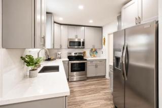 Modern Chic 2BR Retreat in Design District & Wynwood - 4
