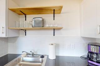 Stylishly Renovated Downtown w/King & Washer/Dryer - 7