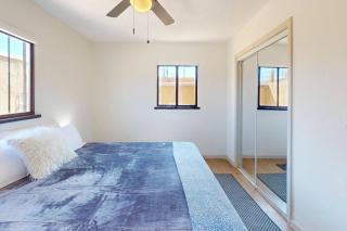 Stylishly Renovated Downtown w/King & Washer/Dryer - 1
