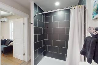 Trendy Downtown Remodel Home 2/2 w/King Beds & W/D - 9