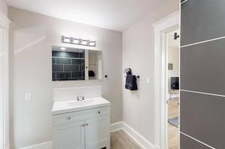 Trendy Downtown Remodel Home 2/2 w/King Beds & W/D - 2