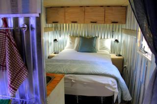 Ndlovu 33 Tiny Home Glamping Hot Tub Retreat in Dinokeng Big 5 - 2