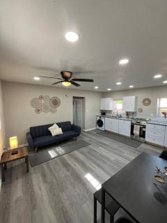 Sawmill District - Modern Apt Yard, King Bed, W/D - 3