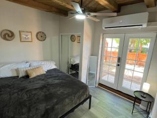 Sawmill District - Modern Apt Yard, King Bed, W/D - 9