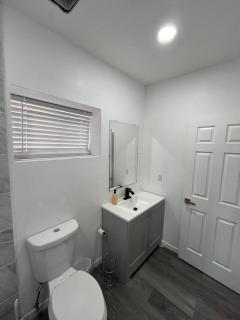 Sawmill District - Modern Apt Yard, King Bed, W/D - 5