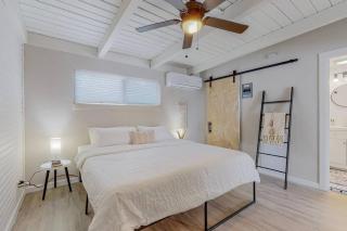 Remodeled Courtyard Apt w/King Bed, In-Unit W&D - 9