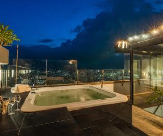Apartamento con terraza y jacuzzi, espectacular vista de Medellín, Poblado - 1