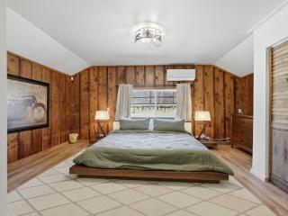 Stylish Woodland Cabin w Private Hot Tub & Patio - 3