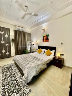 Entire Room near Medanta &metro - 2