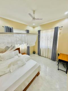 Kate 2-Bedroom Airport Residence - 6