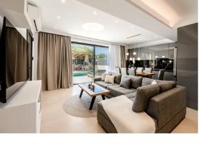 Jay Home - 8