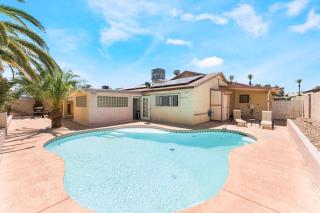NEW 5BR Home Pool BBQ 8 min to Strip - 7