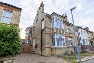 Trinity - Double Room 20 mins walk to centre, TV, kitchenette, shared bathroom - 3