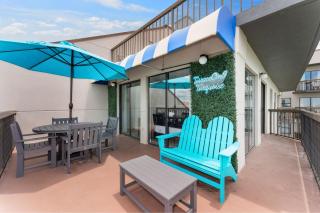 Couples Getaway Fireworks View Studio with Private Terrace - 9