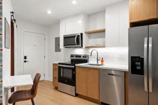 Trendy 1BR Sleeps 4 with Free Parking - 6