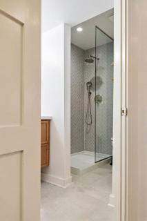 Trendy 1BR Sleeps 4 with Free Parking - 2
