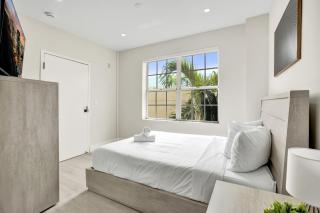 Cozy 2BR 2BA SoBe Escape 1 Min to the Ocean 203 - 2