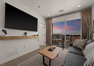 Luxe SLC Downtown Stay Pool Sauna Parking Views - 7
