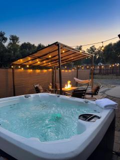 The Ember Blackwood Retreat (Hot tub & Fire Pit) - 0