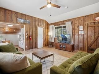 The Ember Blackwood Retreat (Hot tub & Fire Pit) - 4