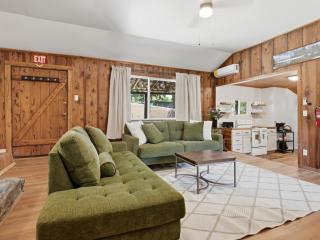 The Ember Blackwood Retreat (Hot tub & Fire Pit) - 1