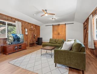 The Ember Blackwood Retreat (Hot tub & Fire Pit) - 2
