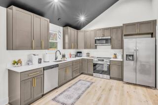 Inn at I40 Stylish 3 bedroom home - 5